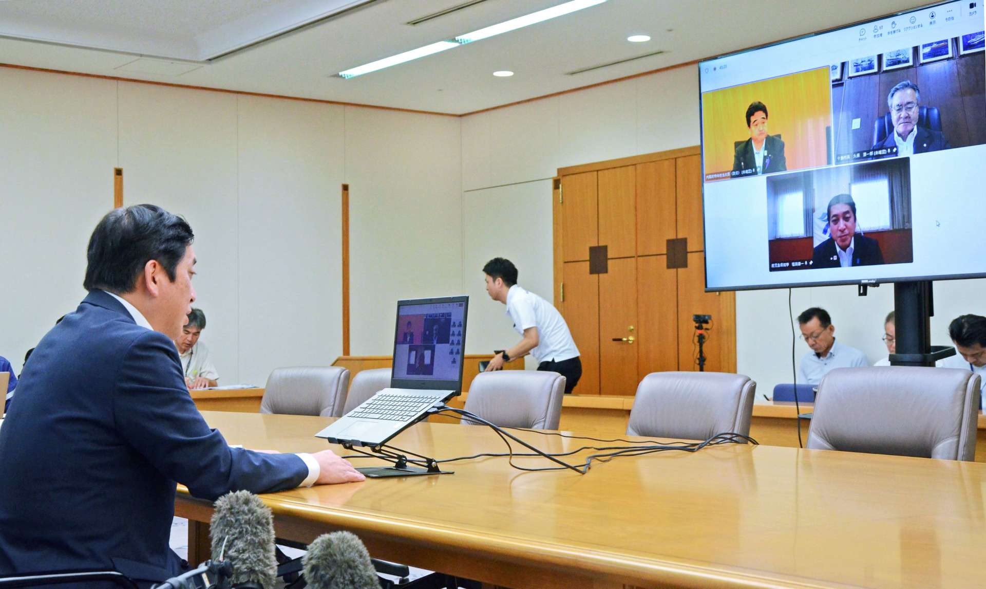 トカラ列島近海の群発地震を受け開かれる災害対応協議＝１４日、鹿児島県庁