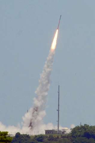 打ち上げられた観測ロケット「Ｓ３１０－４６号機」＝１５日、肝付町の内之浦宇宙空間観測所