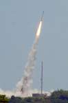 打ち上げられた観測ロケット「Ｓ３１０－４６号機」＝１５日、肝付町の内之浦宇宙空間観測所