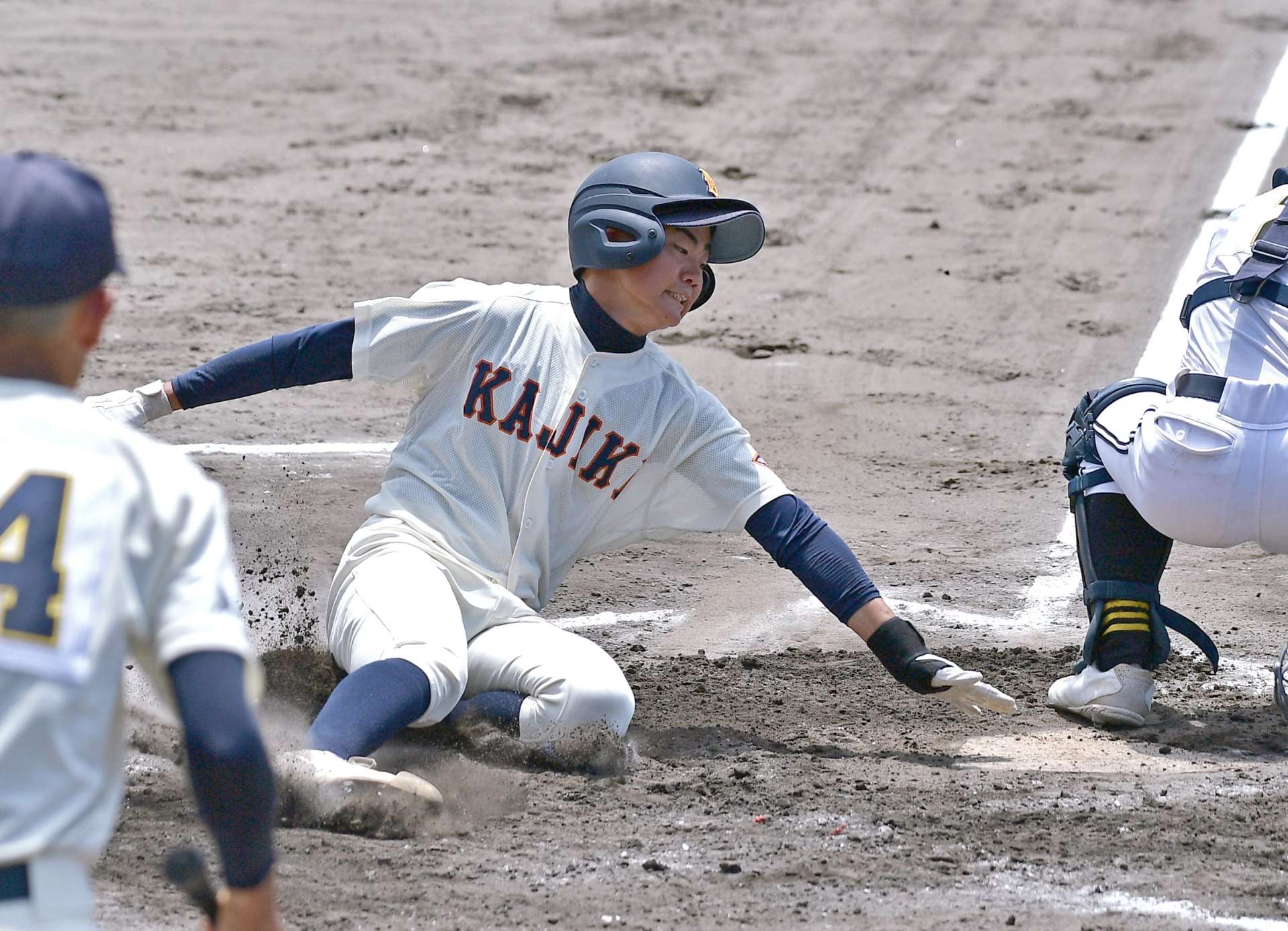 ２回裏加治木２死一、二塁、古園の内野安打で二走雉子牟田が生還＝平和リース（田中公人撮影）