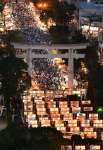 大勢の人でにぎわう照国神社の六月灯＝１５日午後７時４５分、鹿児島市新照院町