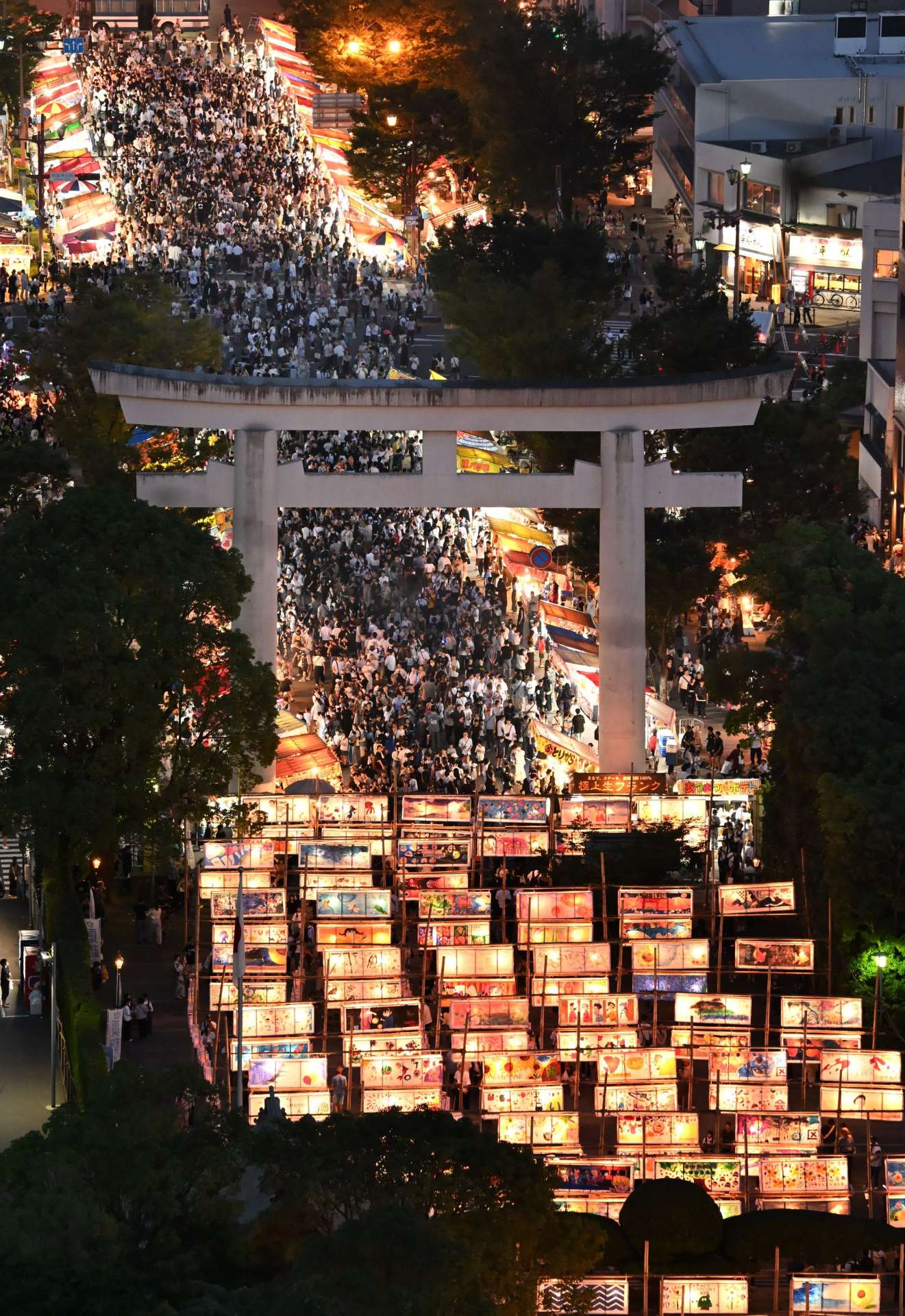 大勢の人でにぎわう照国神社の六月灯＝１５日午後７時４５分、鹿児島市新照院町