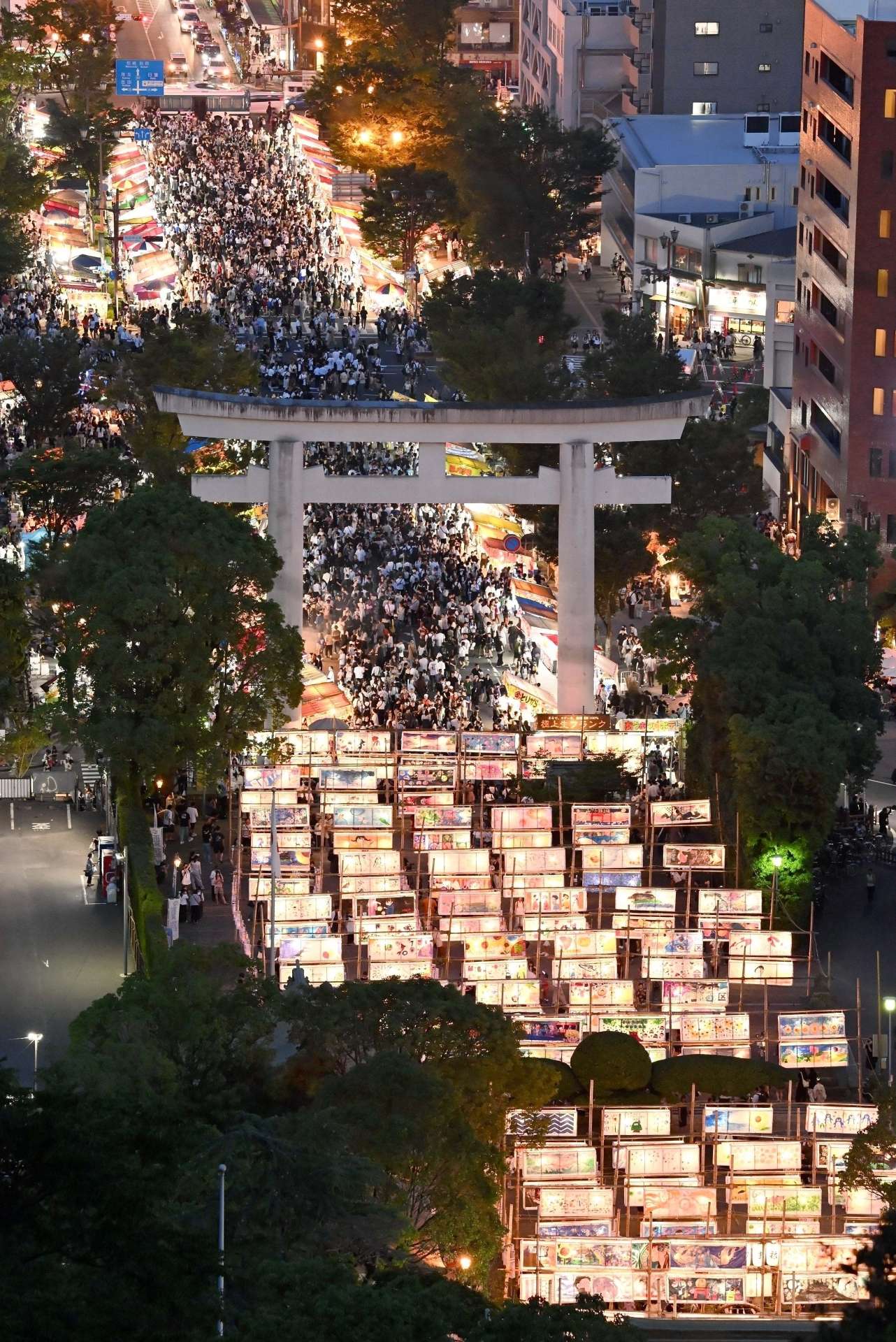 〈別カット〉灯ろうや露店の明かりが揺れる中、大勢の人でにぎわう照国神社の六月灯＝１５日午後７時４５分、鹿児島市新照院町