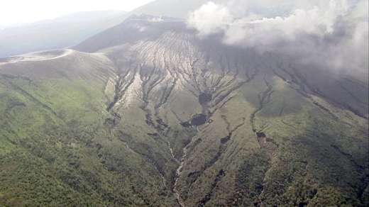 上空から撮影した新燃岳火口付近。堆積した灰が雨で溝に入り、浸食が進んでいるとみられる＝１５日午後（国土交通省九州地方整備局提供）