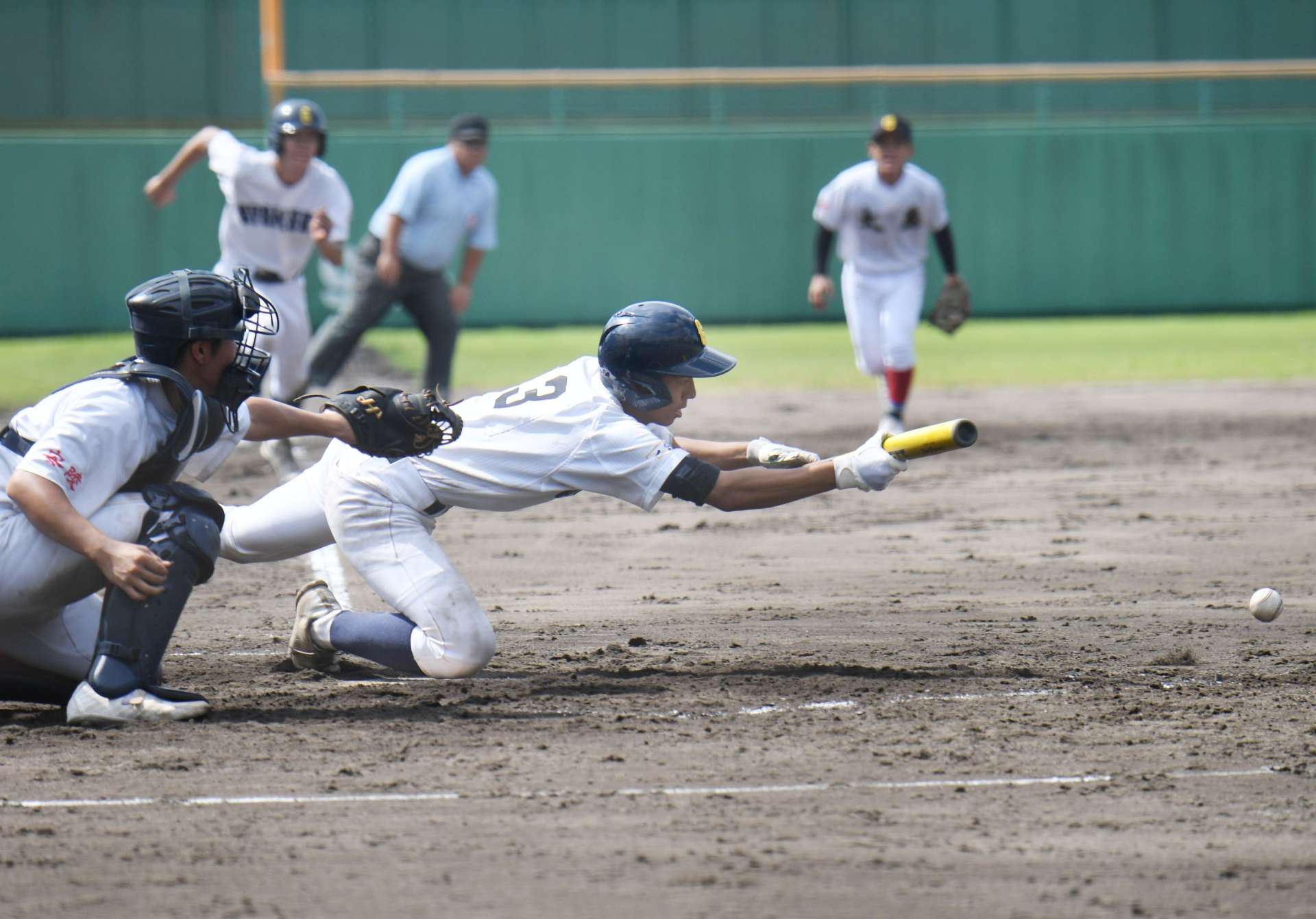 ３回裏鹿玉龍１死一、三塁、林がスクイズを決める＝鴨池市民