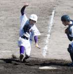 タイブレークの１２回表鹿工１死二、三塁、堂園の犠飛で三走平が生還＝鴨池市民
