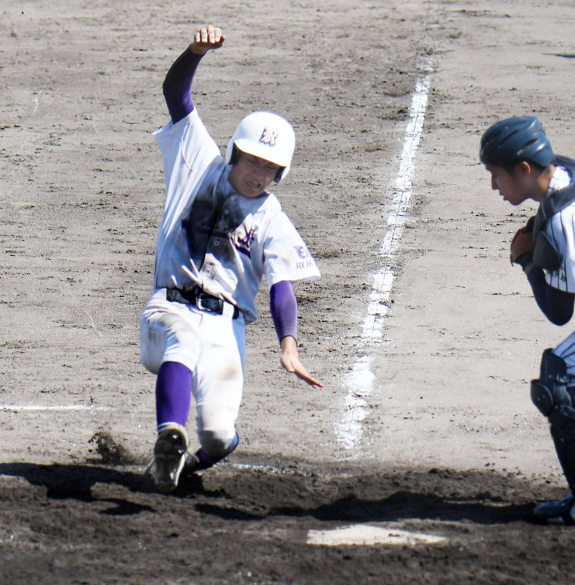 タイブレークの１２回表鹿工１死二、三塁、堂園の犠飛で三走平が生還＝鴨池市民