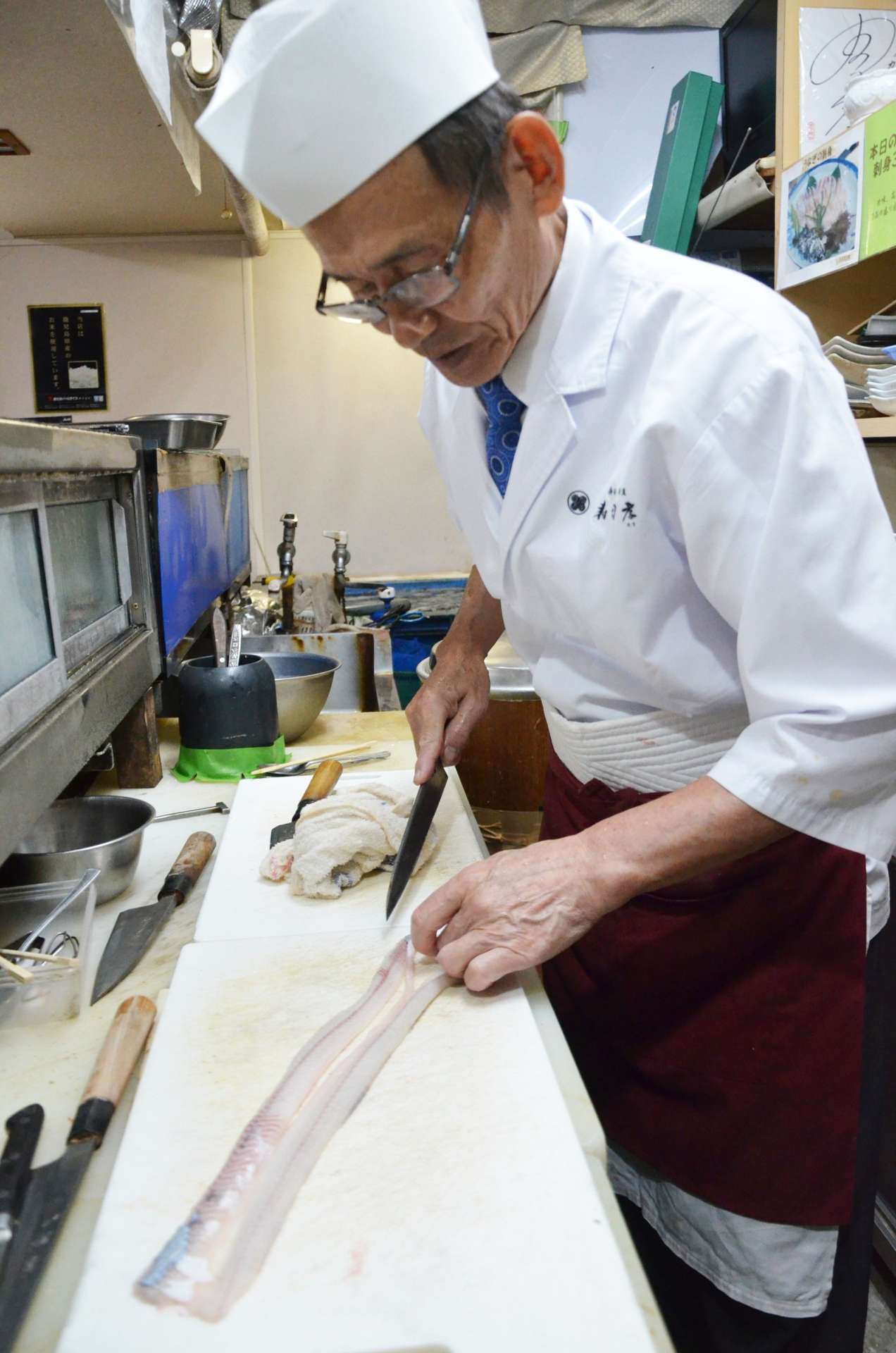 ウナギをさばく阿久根登さん＝鹿児島市の「寿司孝」