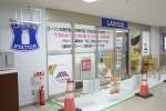 オープンに向け準備が進む「ローソンＳ鹿児島市役所店」＝１４日、鹿児島市役所別館地下１階