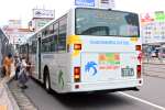 車体に運転手募集の広告を貼った路線バス。数年前から不足が続く＝１４日、鹿児島市のＪＲ鹿児島中央駅前