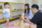 積み木で遊ぶ親子。鹿児島県内の出生数は年々減少し、少子化に歯止めがかからない（写真は本文と関係ありません）