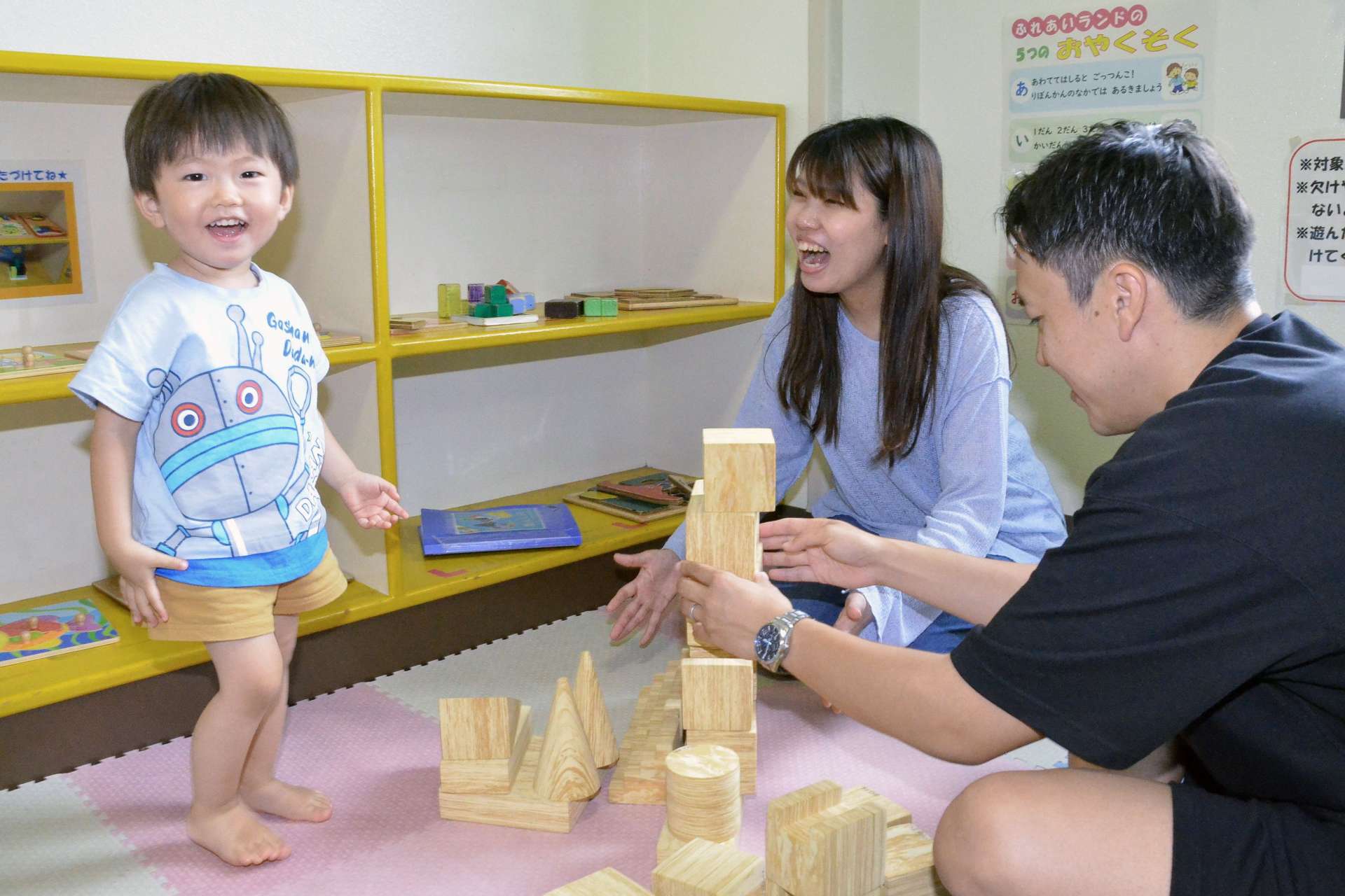 積み木で遊ぶ親子。鹿児島県内の出生数は年々減少し、少子化に歯止めがかからない（写真は本文と関係ありません）