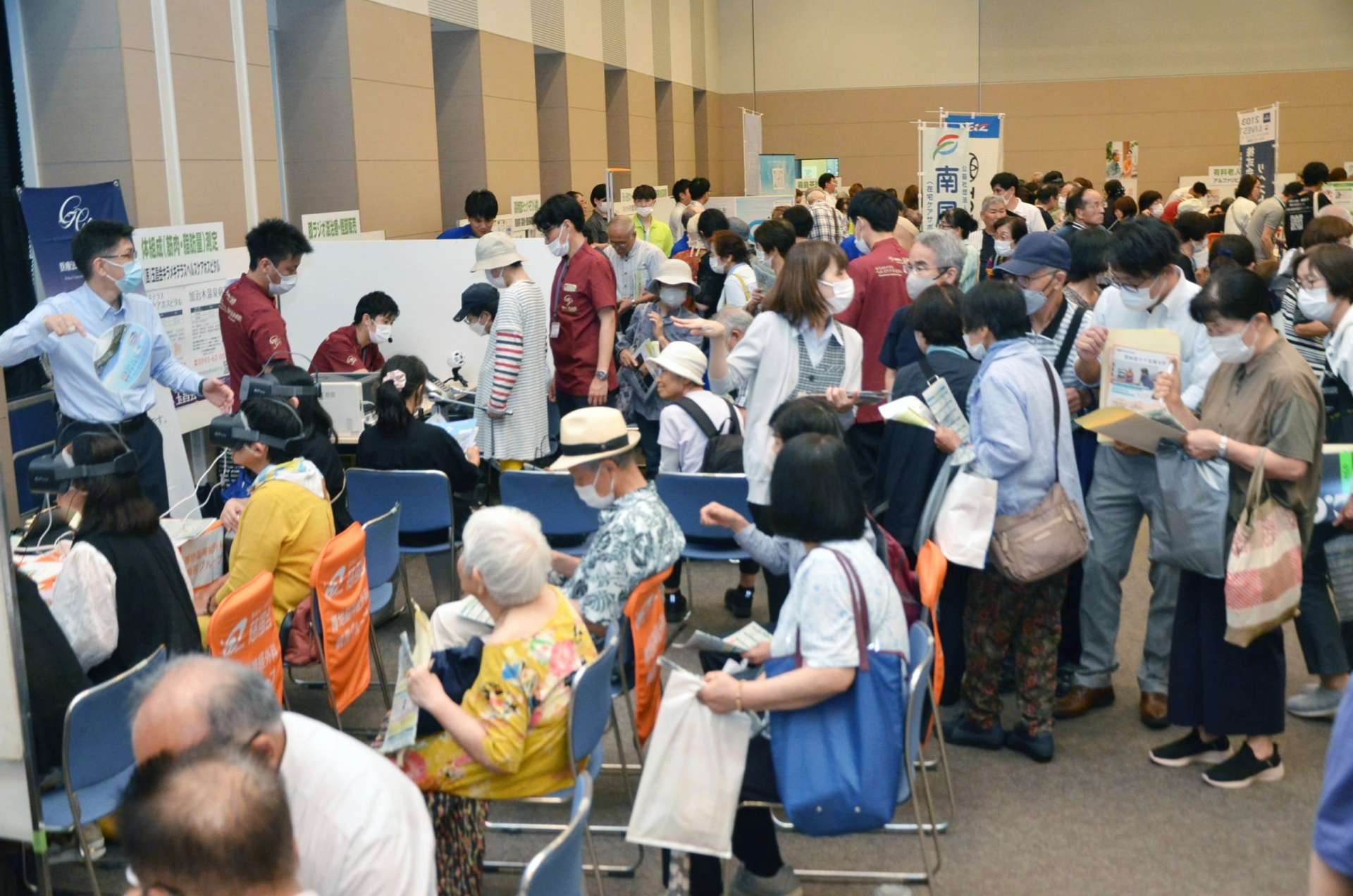 大勢の来場者でにぎわう会場＝１６日、鹿児島市のカクイックス交流センター