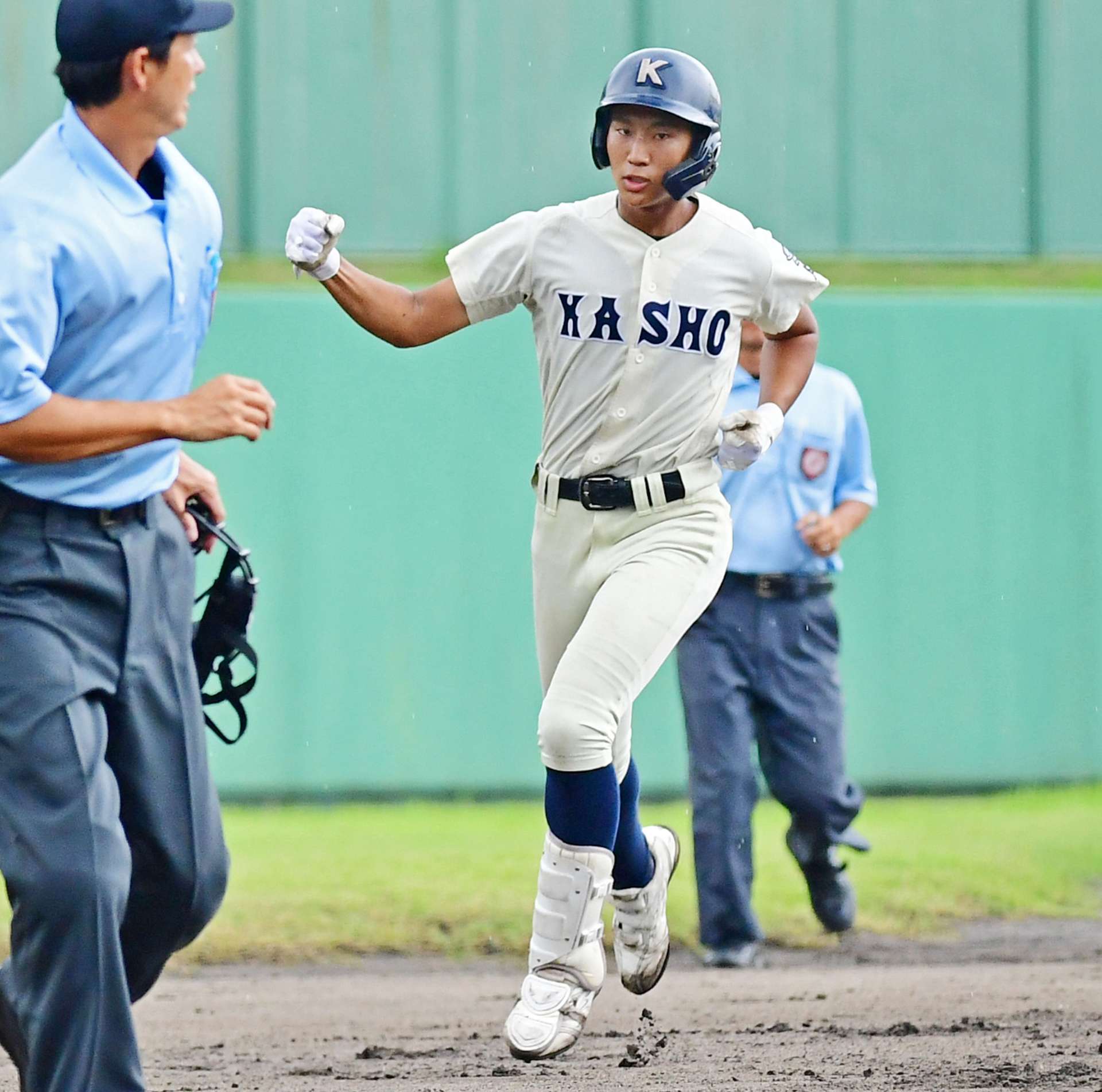 ５回裏鹿商無死、川原が左越え本塁打を放ちガッツポーズ＝鴨池市民