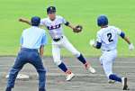 １回表川薩清修館２死一塁、谷口の二盗を出水工の捕手・小崎が好送球で刺す。遊撃手・池元＝鴨池市民