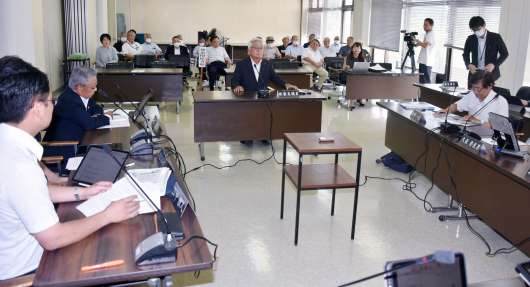 政治倫理審査会に出席した岩水豊議員（中央）＝１６日、曽於市議会