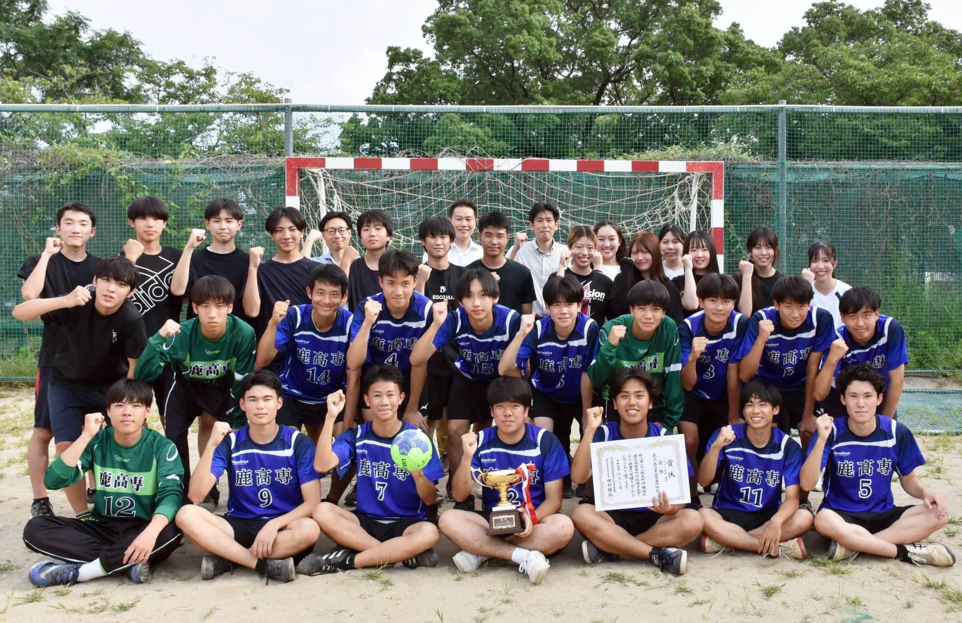 九州大会で６連覇を果たした鹿児島高専ハンドボール部＝霧島市隼人町真孝の鹿児島高専