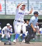 ８回表出水商無死二塁、井手の三塁打で二走松木がかえり勝ち越し＝平和リース