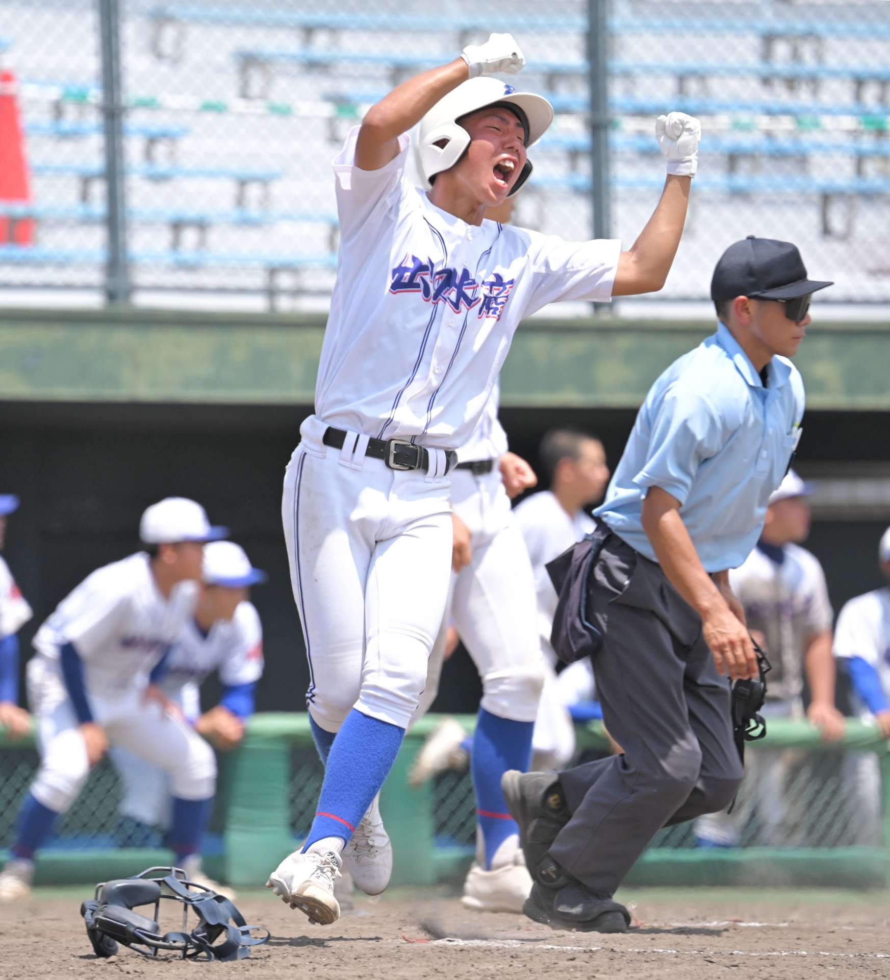 ８回表出水商無死二塁、井手の三塁打で二走松木がかえり勝ち越し＝平和リース