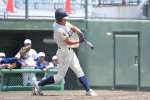 ６回裏加世田２死一、二塁、小川が中越え二塁打を放つ＝平和リース