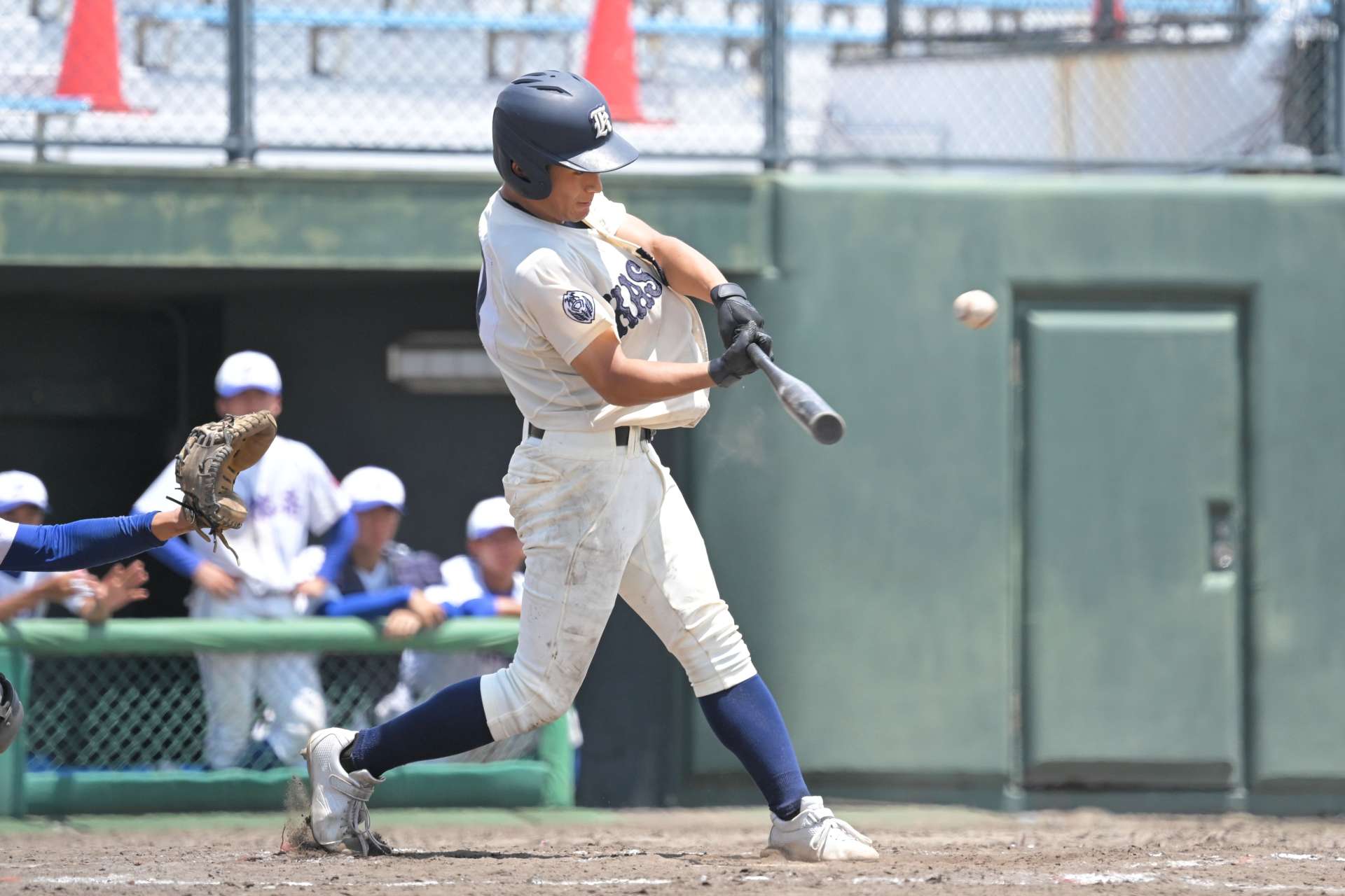 ６回裏加世田２死一、二塁、小川が中越え二塁打を放つ＝平和リース