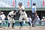 ６回裏加世田２死一、二塁、小川の二塁打で二走に続き一走上川が生還する＝平和リース