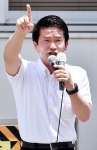 街頭で支持を訴える立憲民主党の小川淳也幹事長＝１７日、曽於市