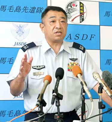 会見する航空自衛隊馬毛島先遣隊の岡田智光隊長＝１７日、中種子町野間