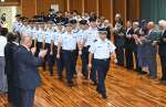中種子町職員らの歓迎を受ける航空自衛隊馬毛島先遣隊＝１７日、同町立中央公民館
