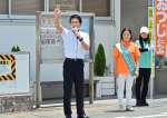 街頭で支持を訴える立憲民主党の小川淳也幹事長＝１７日、曽於市
