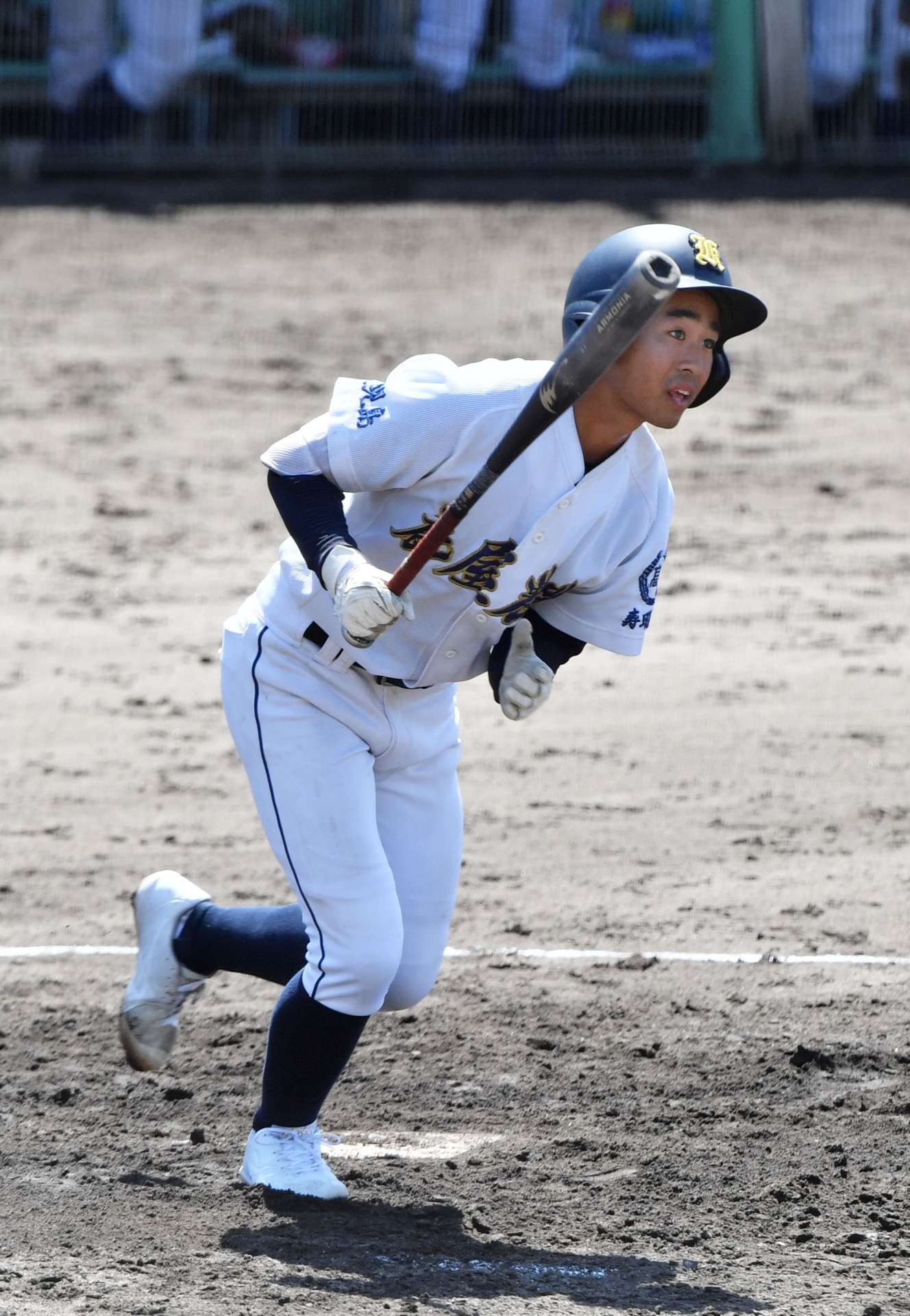 ５回裏鹿屋農２死二、三塁、松元が右越えに２点適時二塁打を放つ＝鴨池市民（畦地文雄撮影）
