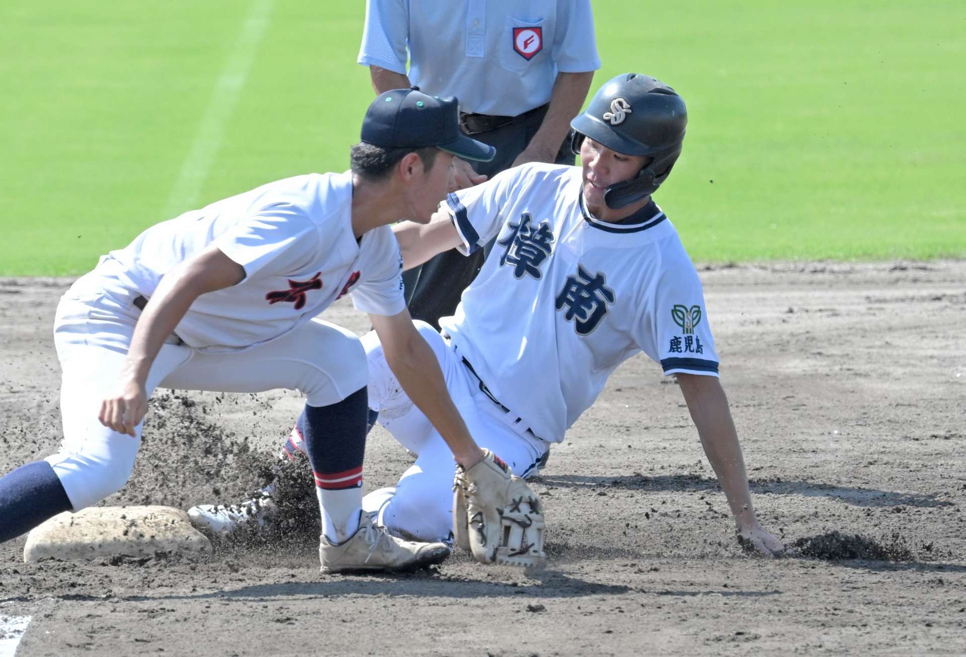 ３回裏樟南１死二塁、二走迫山が三盗を決める。三塁手・福嵜＝平和リース（佐伯直樹撮影）