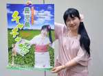 かごしま茶のＰＲソングを歌う四元美津子さん＝鹿児島市の南日本新聞会館