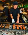 炭火で香ばしく焼き上げられるうなぎ＝１８日午後、鹿児島市のうなぎの末よし