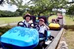 新しくなったゴーカート場を走る子どもたち＝霧島市横川町上ノの丸岡公園