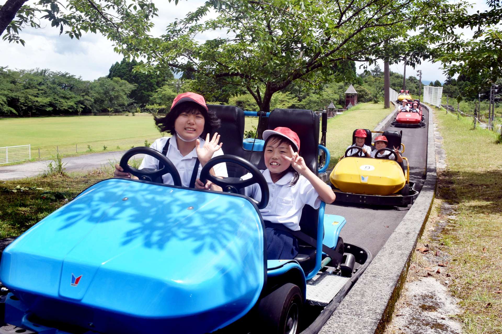 新しくなったゴーカート場を走る子どもたち＝霧島市横川町上ノの丸岡公園