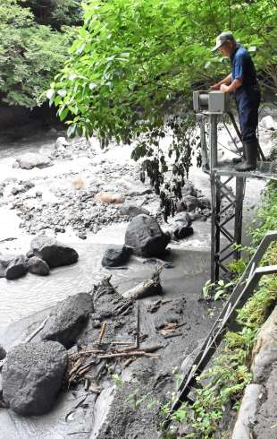 〈関連〉火山灰などでふさがれた取水口付近を確認する水利組合の関係者＝１２日、霧島市霧島田口の霧島川