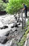 〈関連〉火山灰などでふさがれた取水口付近を確認する水利組合の関係者＝１２日、霧島市霧島田口の霧島川