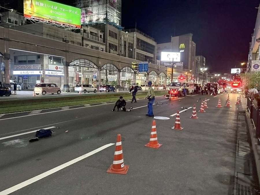 高齢女性がはねられたとみられる現場＝１８日午後１０時半すぎ、鹿児島市の天文館