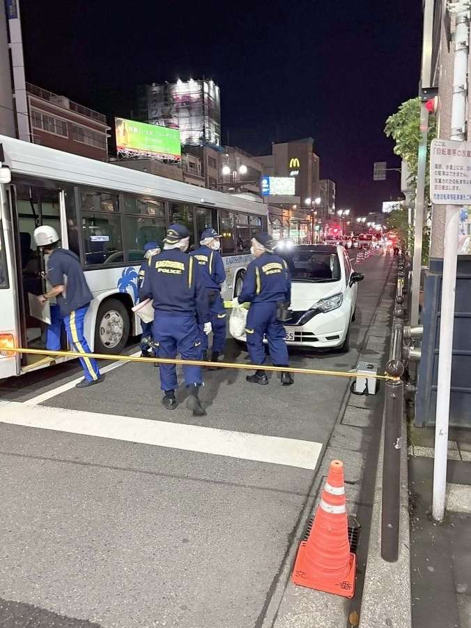 〈別アングル〉女性が意識不明の重体となった事故現場＝１８日午後１０時半すぎ、鹿児島市の天文館