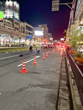 〈別カット〉女性がはねられた事故現場＝１８日午後１０時半すぎ、鹿児島市の天文館