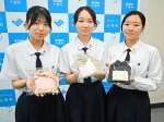 十島村民へ支援品を届けた鹿児島女子高校の生徒＝１８日、鹿児島市泉町の同村役場