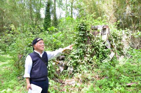 〈資料写真〉大崎事件の現場を案内する武田佐俊さん＝４月１６日、大崎町