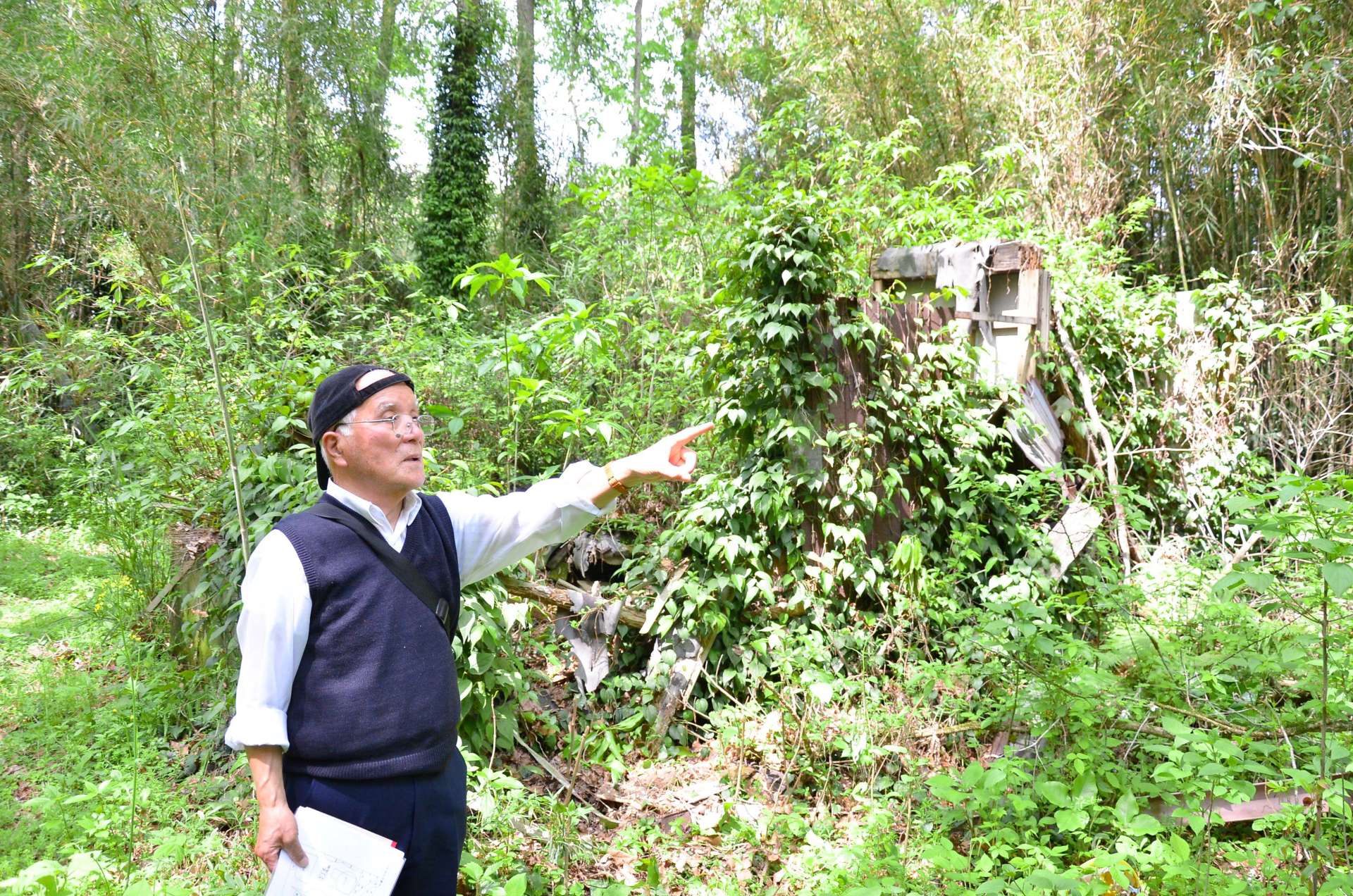 〈資料写真〉大崎事件の現場を案内する武田佐俊さん＝４月１６日、大崎町