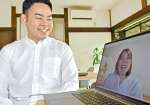 完全リモート、フレックス制で採用される福山幸奈さん（右）とモニター越しに会話する井ノ原大成社長＝伊佐市の伊佐アシスト合同会社