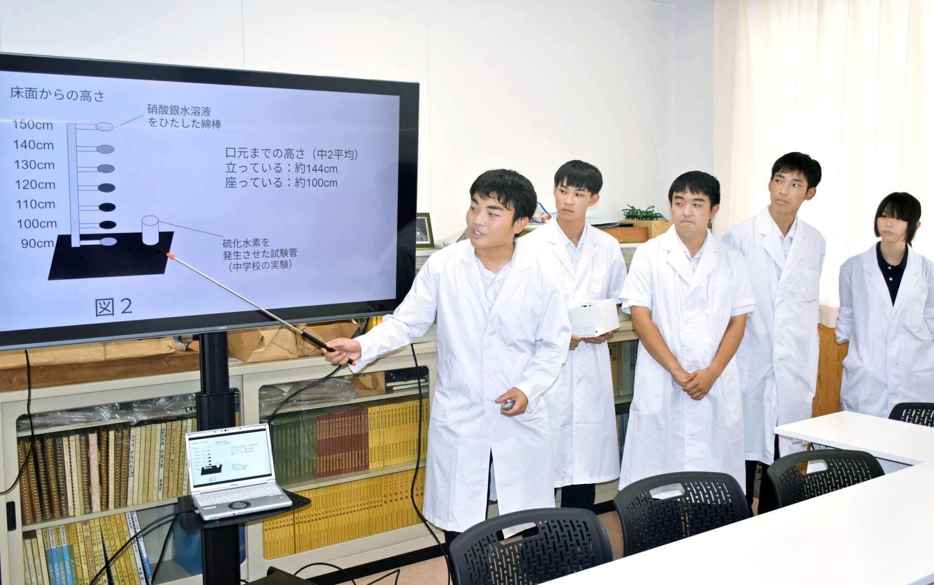 大阪・関西万博での発表に向けて、プレゼンテーションの練習に取り組むサイエンス部硫化水素班のメンバー＝霧島市国分中央２丁目の国分高校