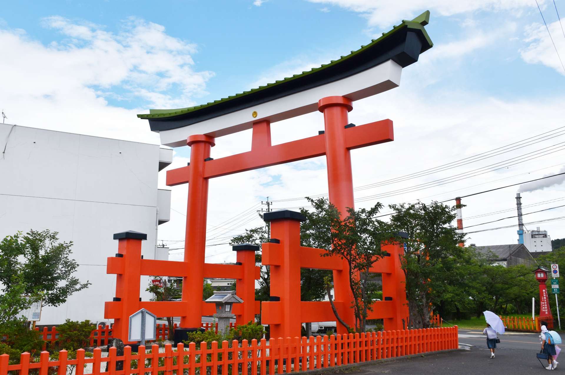 塗り替えられた二の鳥居＝薩摩川内市の新田神社