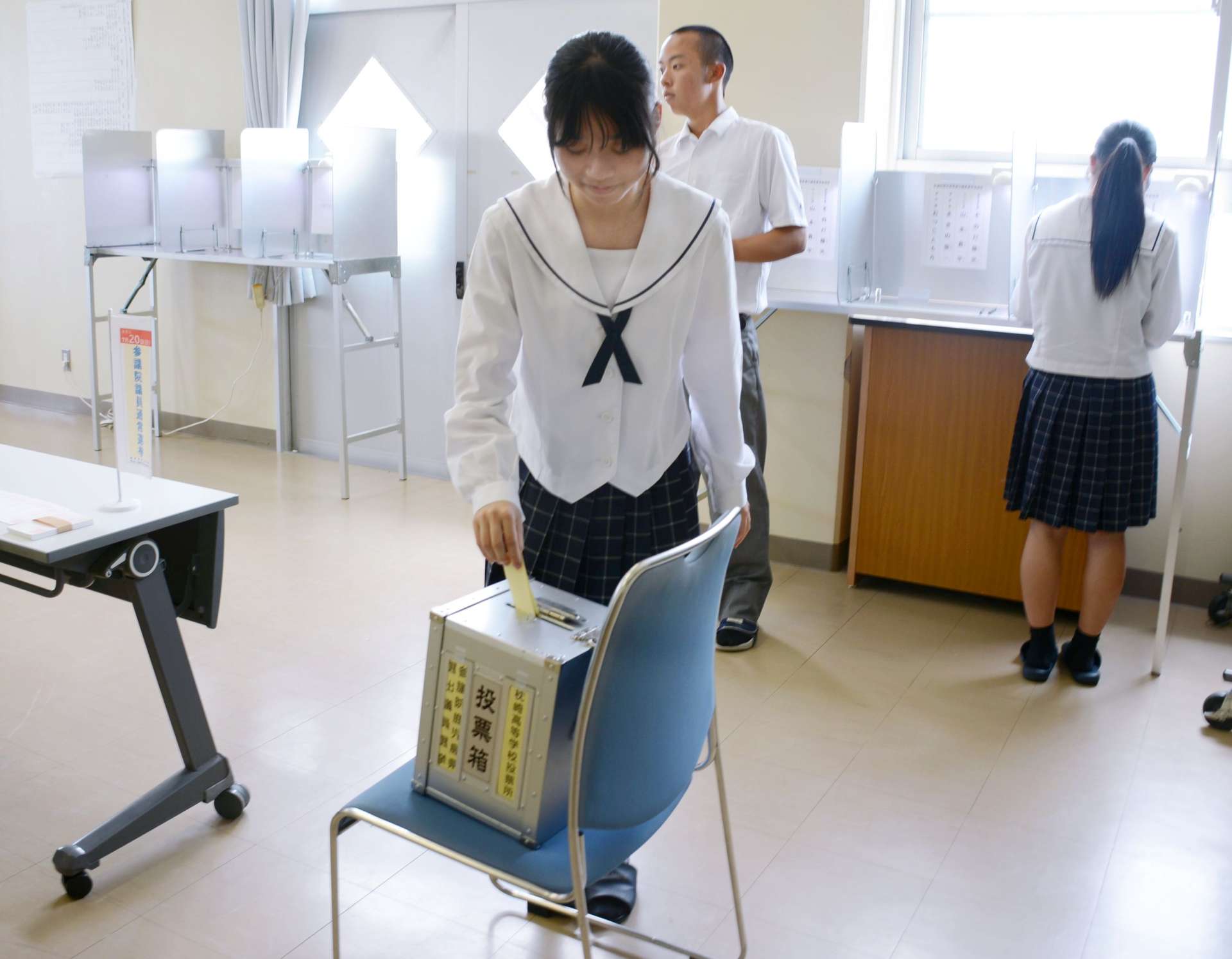 校内に設置された期日前投票所で一票を投じる生徒＝４日、枕崎市の枕崎高校