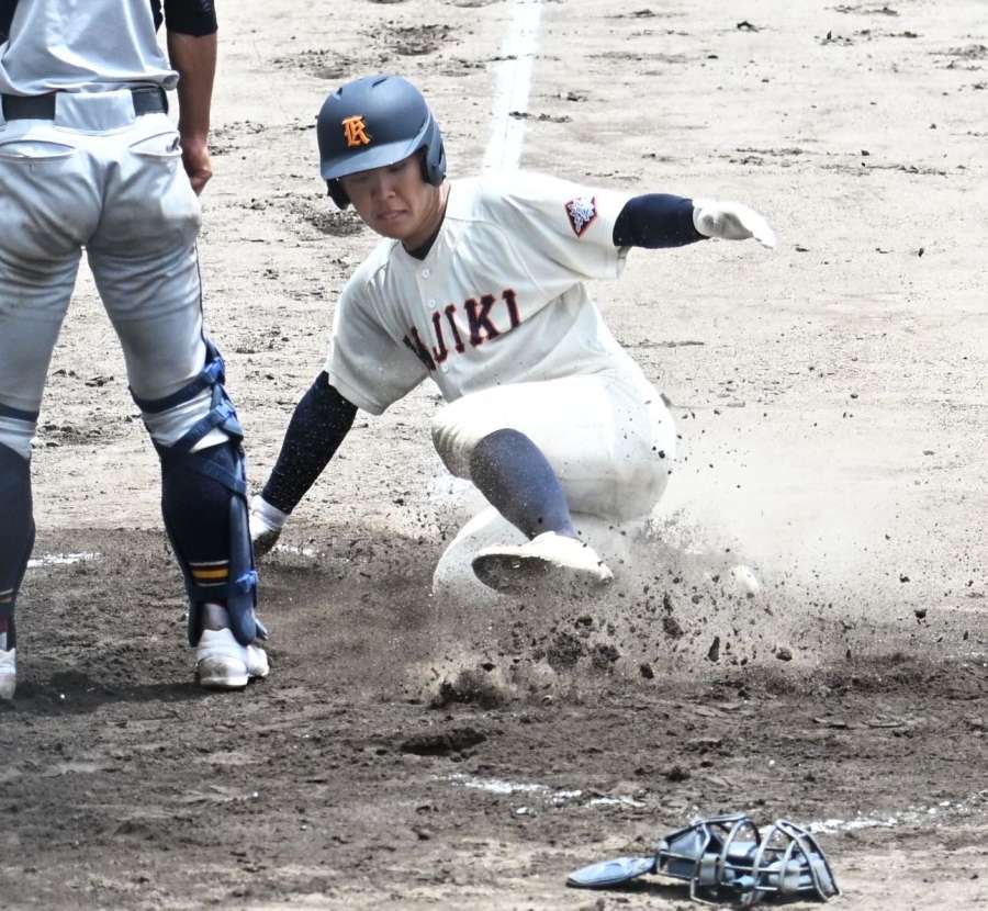 ６回裏加治木１死満塁、相手の内野守備が乱れる間に二走前田叶が生還＝鴨池市民