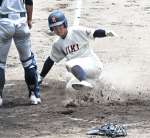 ６回裏加治木１死満塁、相手の内野守備が乱れる間に二走前田叶が生還＝鴨池市民